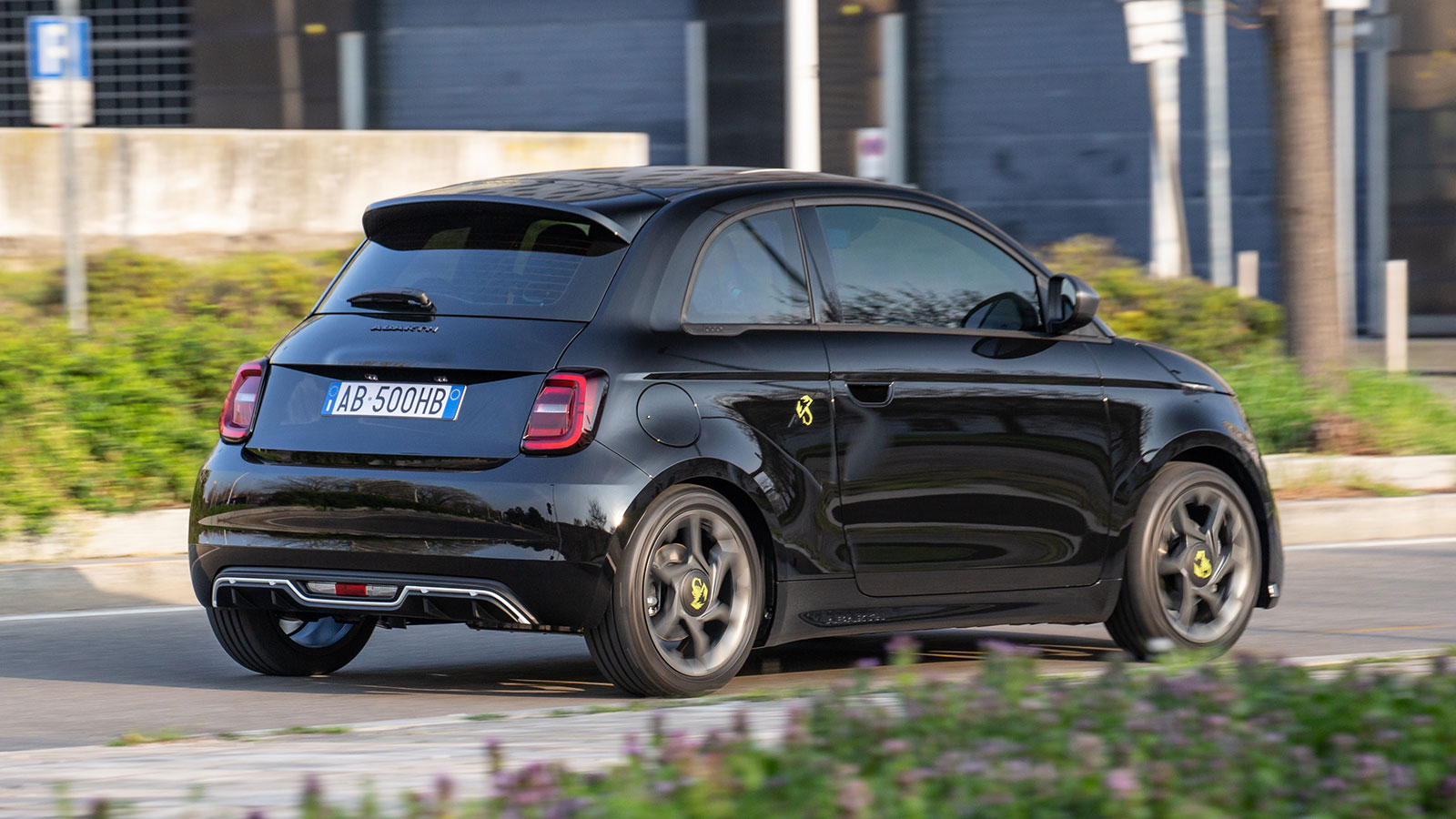 Σε δύο εκδόσεις και με 155 ίππους το Abarth 500e